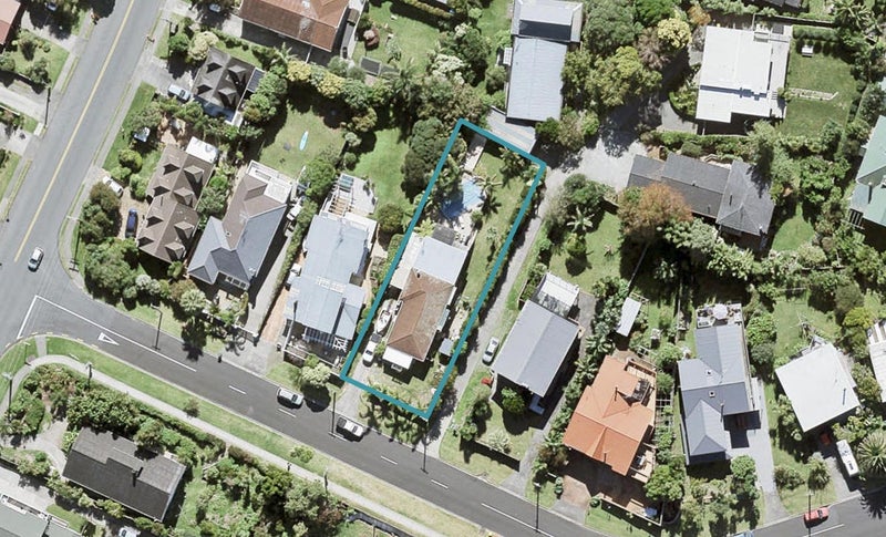 33 Ellangowan Road, Waiake, Auckland - Carousel 1
