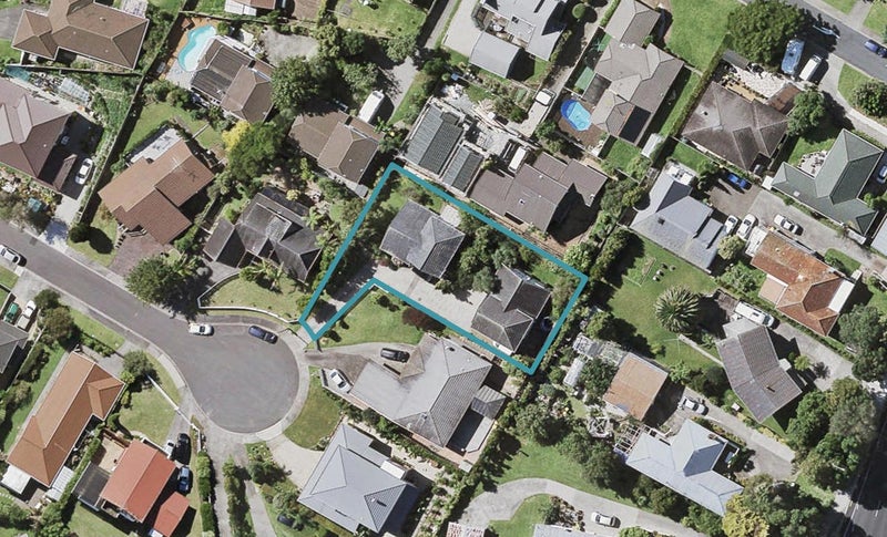 1/8 Delisle Place, Windsor Park, Auckland - Carousel 1
