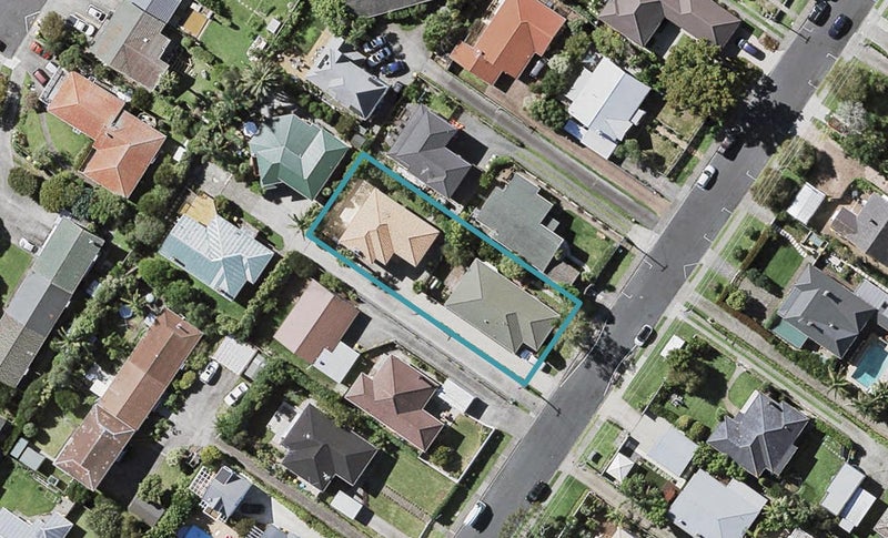 2/17 Eversleigh Road, Belmont, Auckland - Carousel 1