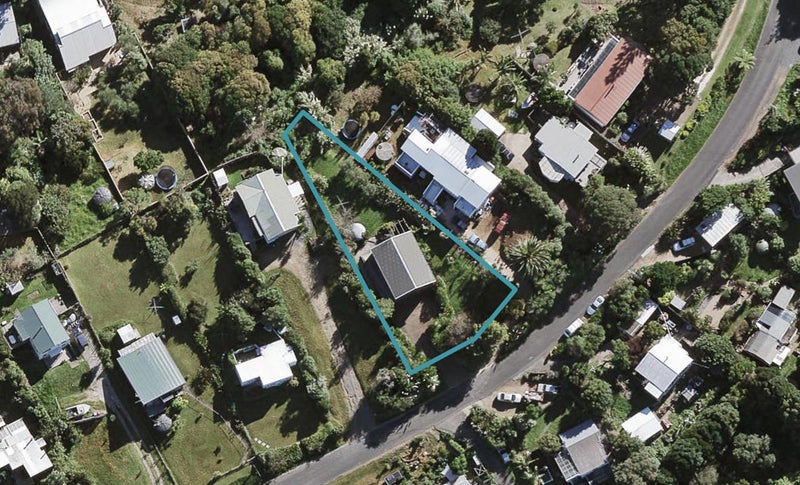 11 Wellington Road, Surfdale, Waiheke Island - Carousel 1