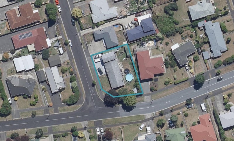 2 Fenwick Crescent, Hillcrest, Hamilton - Carousel 1