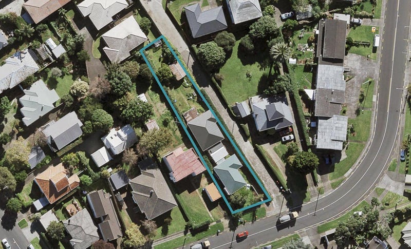 8B Warren Avenue, Three Kings, Auckland - Carousel 1
