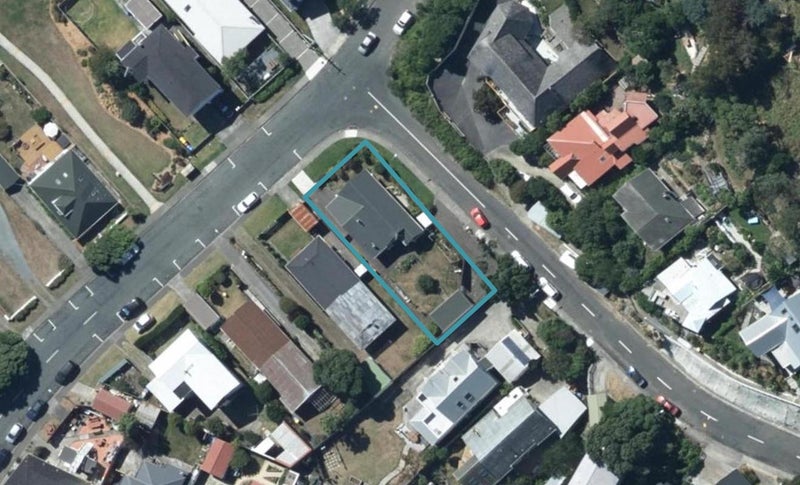 8 Cluny Road, Plimmerton, Porirua - Carousel 1
