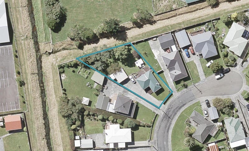 13 Miles Crescent, Wainuiomata, Lower Hutt - Carousel 1