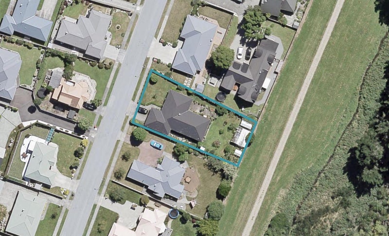 20 Mary Huse Grove, Manor Park, Lower Hutt - Carousel 1