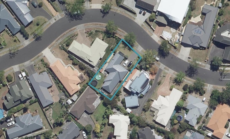 22 Montrose Crescent, Huntington, Hamilton - Carousel 1
