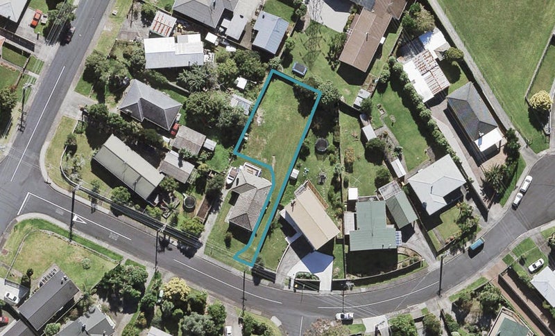 3/2 Meadow Crescent, Te Atatū South, Auckland - Carousel 1