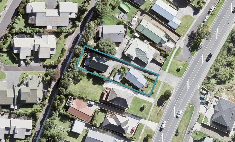 1/924 East Coast Road, Northcross, Auckland - Carousel 1