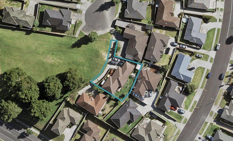 22 Loughinisland Place, Weymouth, Auckland - Carousel 1