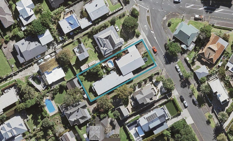 3/3 Bridge View Road, Birkenhead, Auckland - Carousel 1