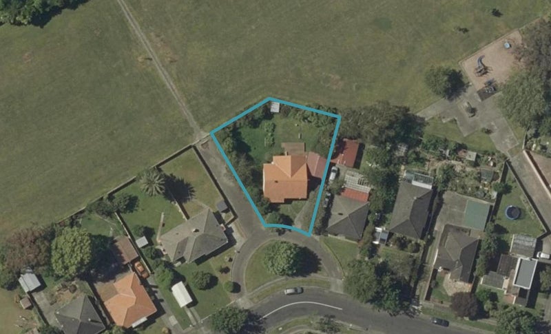 48 Savage Crescent, West End, Palmerston North - Carousel 1