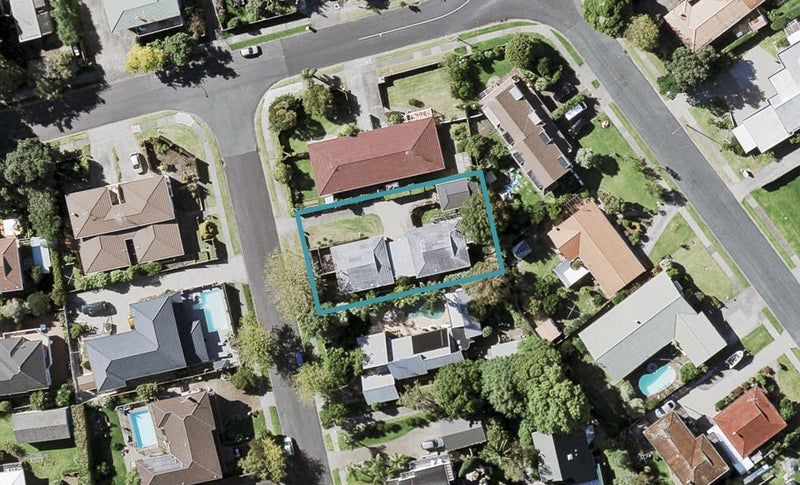 2/4 Aylmer Court, Eastern Beach, Auckland - Carousel 1
