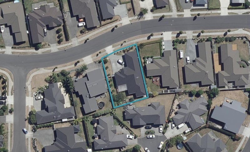 12 Tallentire Crescent, Huntington, Hamilton - Carousel 1