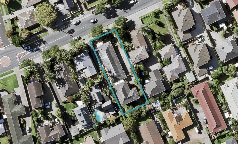 2/20 Eastern Beach Road, Eastern Beach, Auckland - Carousel 1