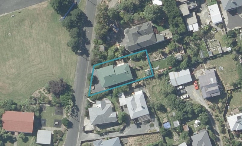 8 Wakatipu Street, Ravensbourne, Dunedin - Carousel 1
