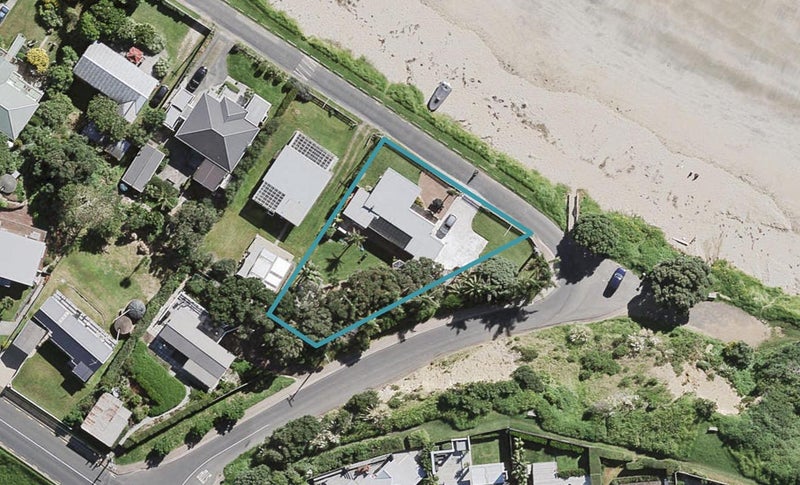 2 Beach Parade, Oneroa, Waiheke Island - Carousel 1