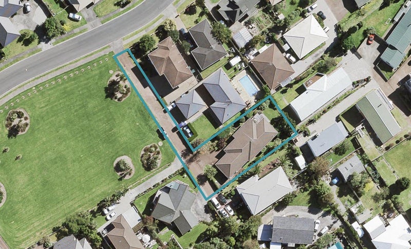 21 Taupiko Place, Green Bay, Auckland - Carousel 1