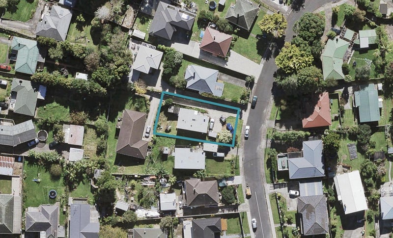 8 Marie Crescent, Te Atatu South, Auckland - Carousel 1