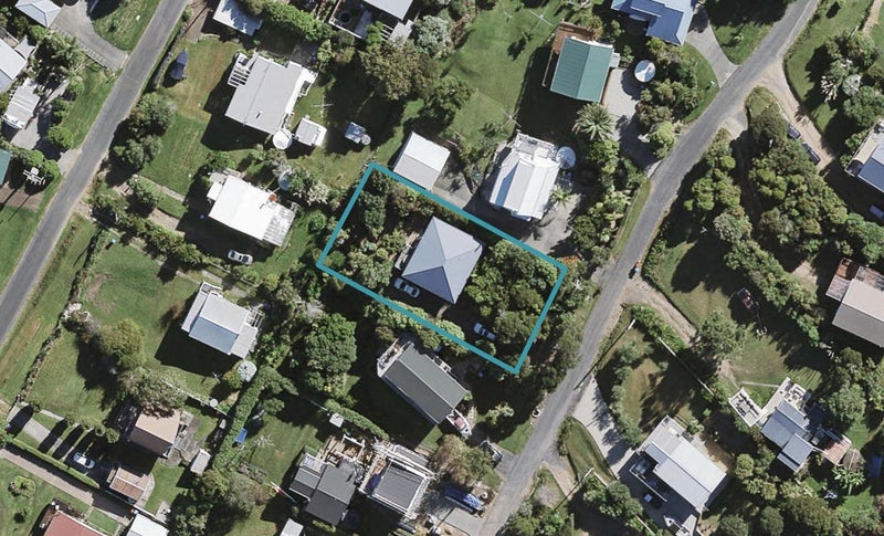 17 Huia Street, Oneroa, Waiheke Island - Carousel 1