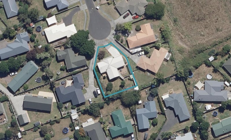 17 Drake Place, Fairview Downs, Hamilton - Carousel 1
