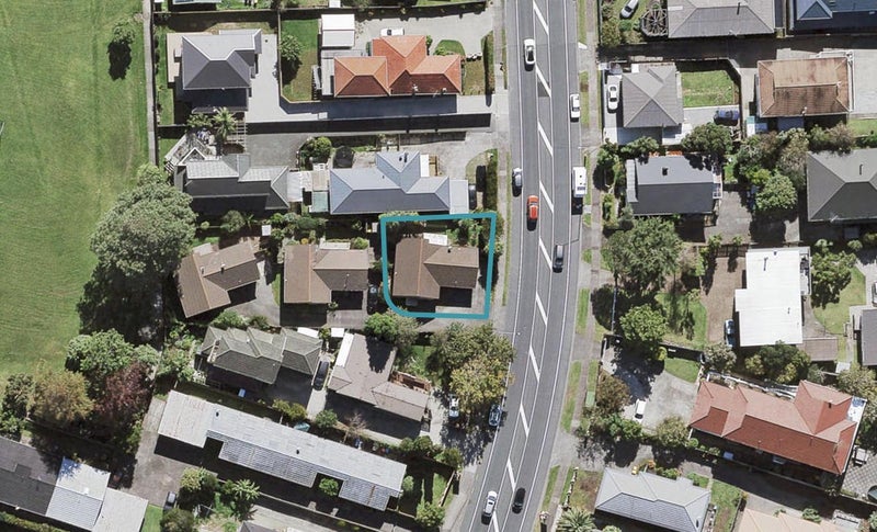 240 Te Atatu Road, Te Atatu South, Auckland - Carousel 1