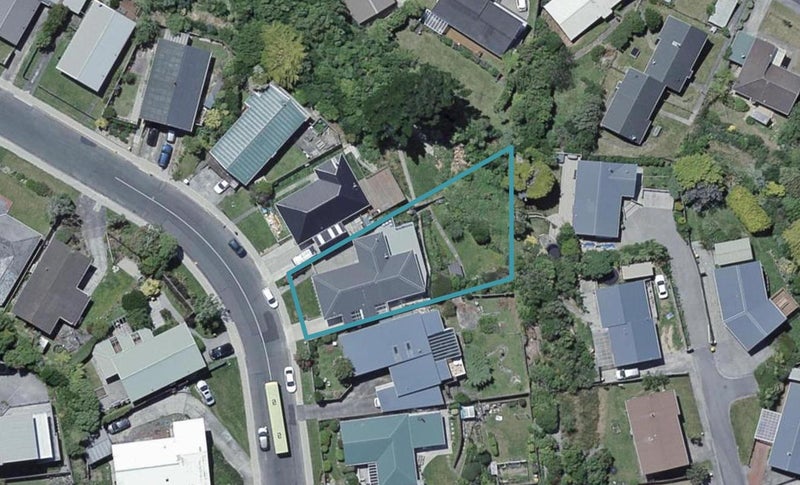 52 Somes Crescent, Newlands, Wellington - Carousel 1