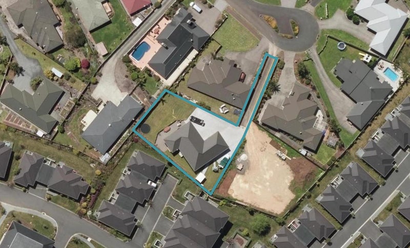 20 Conifer Grove, Kamo, Whangarei - Carousel 1