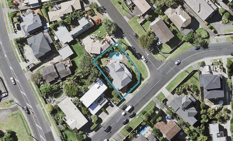 4 Castor Bay Road, Castor Bay, Auckland - Carousel 1