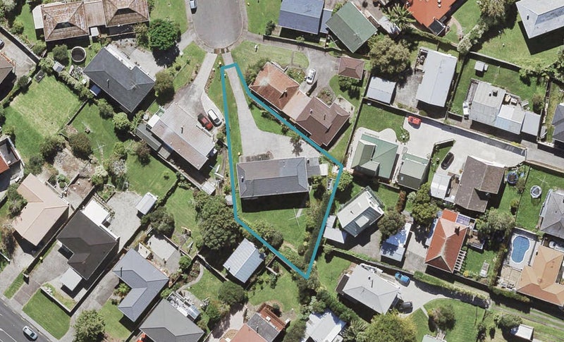11 Ian Place, Glendene, Auckland - Carousel 1