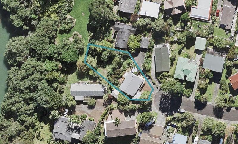 15 Valkyria Place, Beach Haven, Auckland - Carousel 1