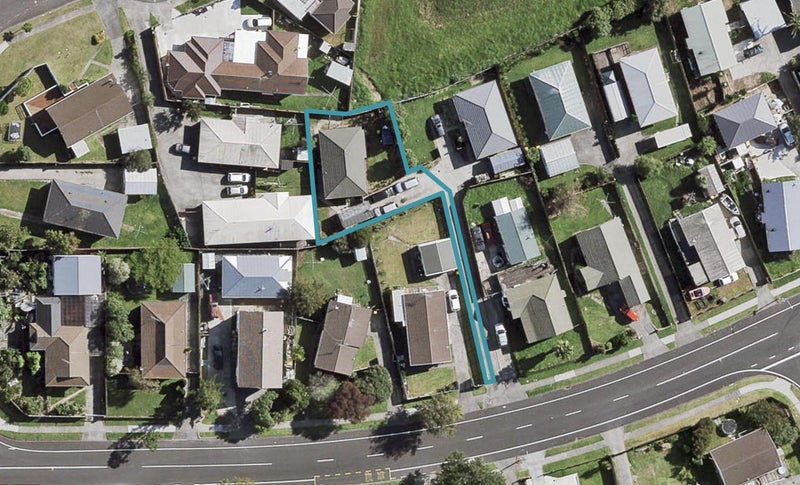 16 Riverton Drive, Randwick Park, Auckland - Carousel 1