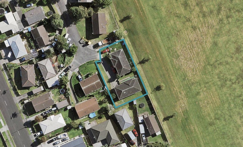 14 Celmisia Place, Weymouth, Auckland - Carousel 1