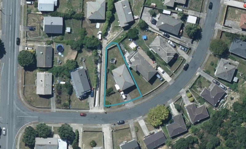 9 Penguin Grove, Waitangirua, Porirua - Carousel 1