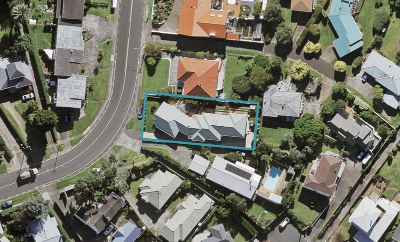 15 Warren Avenue, Three Kings, Auckland - Carousel 1