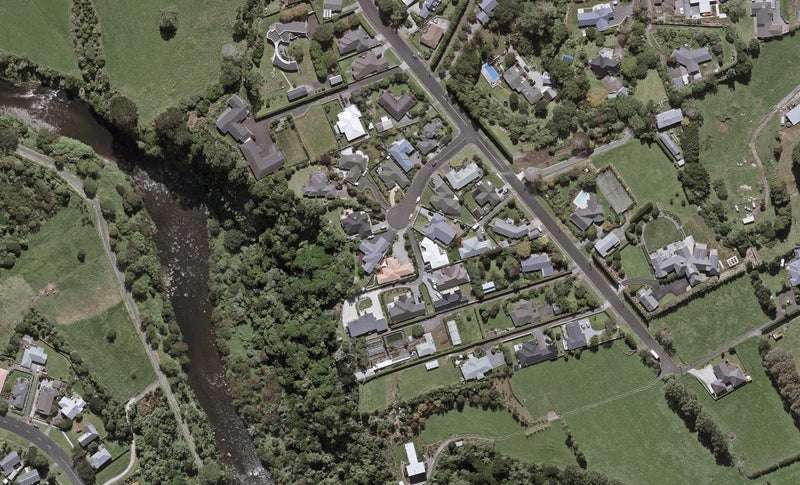 9 Royal Heights, Glen Avon, New Plymouth - Carousel 1