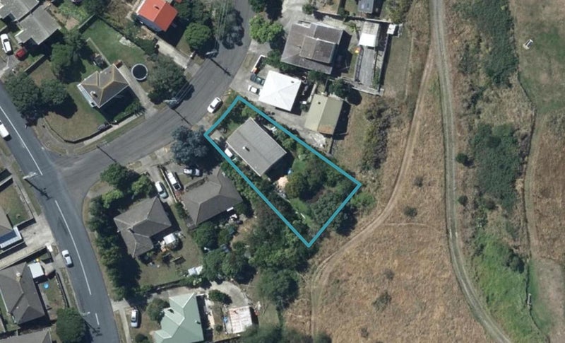 6 Owhiti Street, Titahi Bay, Porirua - Carousel 1