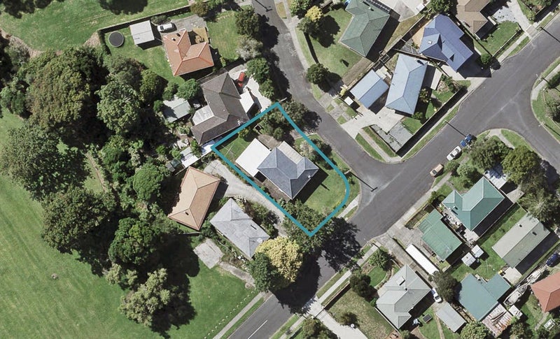 15 Tiraumea Drive, Pakuranga, Auckland - Carousel 1