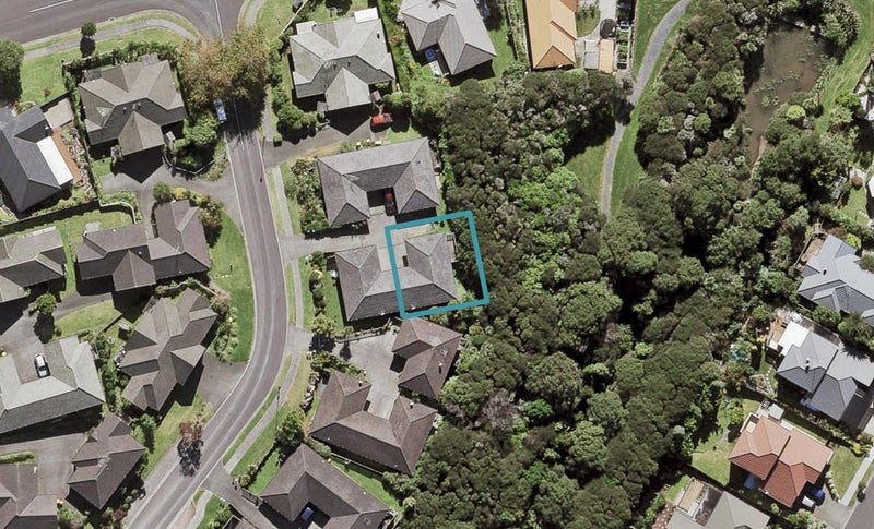 12 Regents Park Place, Westgate, Auckland - Carousel 1