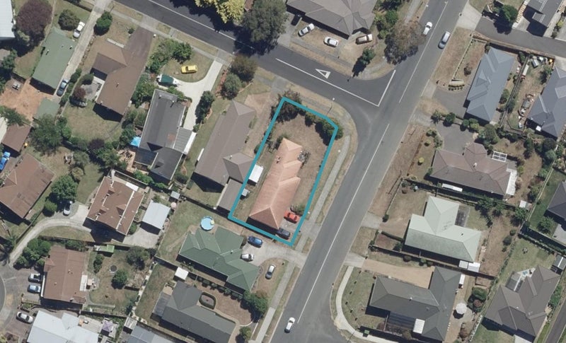 84 Dixon Road, Glenview, Hamilton - Carousel 1