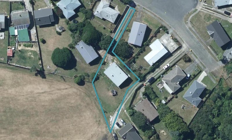 8 Carnavon Place, Cannons Creek, Porirua - Carousel 1