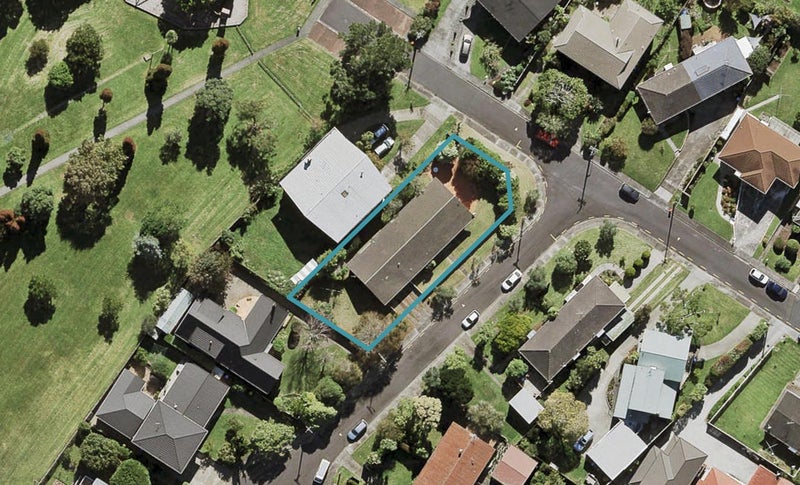 1 Lindsay Place, Hillsborough, Auckland - Carousel 1