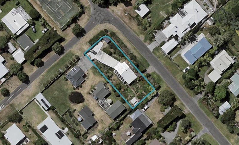 2 Ngapaki Street, Waikanae Beach, Waikanae - Carousel 1
