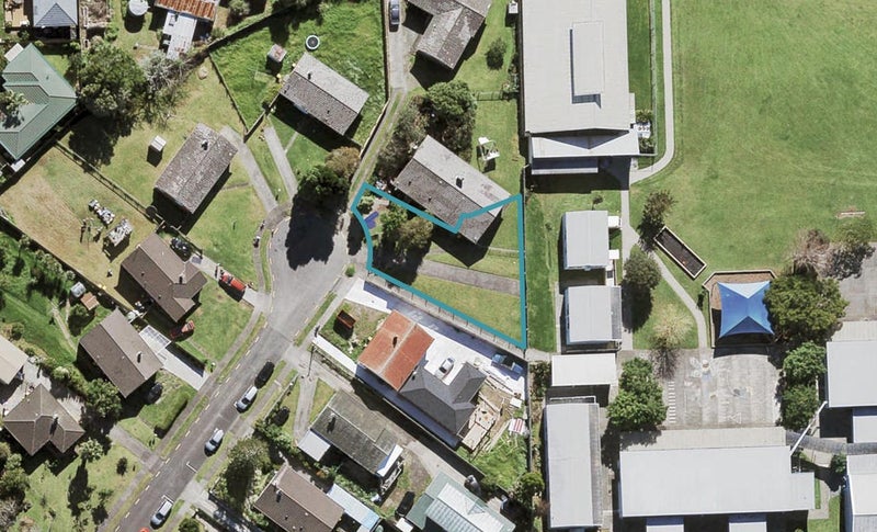 13A Gwendoline Avenue, Te Atatu Peninsula, Auckland - Carousel 1