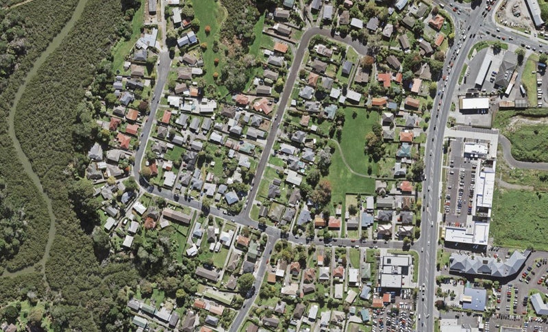 2/5 Preston Avenue, Henderson, Auckland - Carousel 1