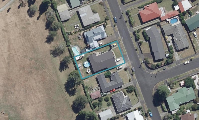 27 Regent Street, Silverdale, Hamilton - Carousel 1