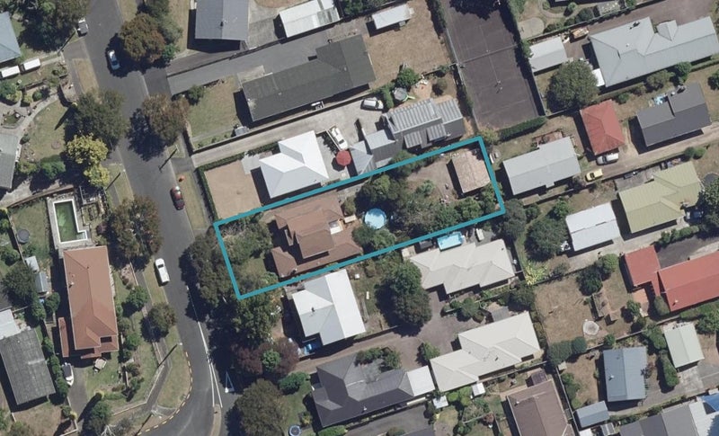 22 Queenwood Avenue, Queenwood, Hamilton - Carousel 1