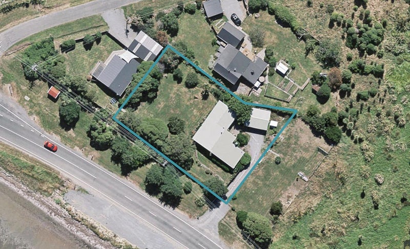6395 Christchurch Akaroa Road, Robinsons Bay, Akaroa - Carousel 1