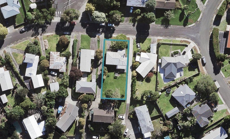 8 Segedin Place, Glenfield, Auckland - Carousel 1