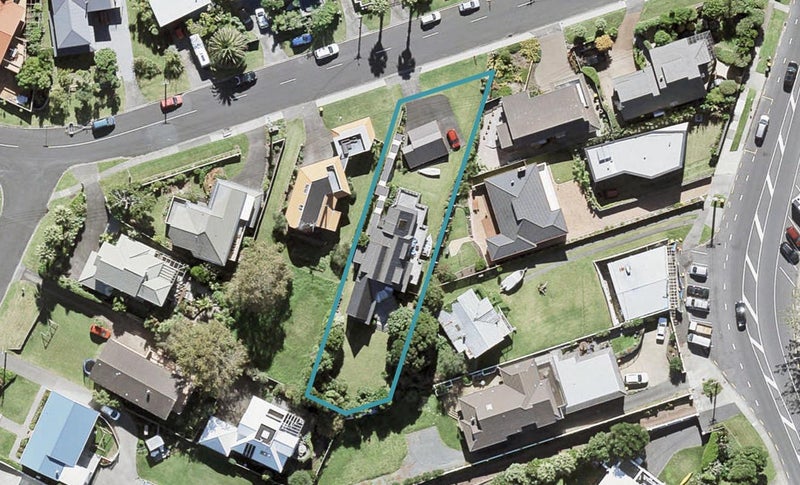 2 Ellangowan Road, Waiake, Auckland - Carousel 1