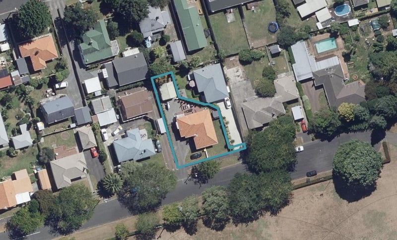 15 Brown Street, Hamilton East, Hamilton - Carousel 1